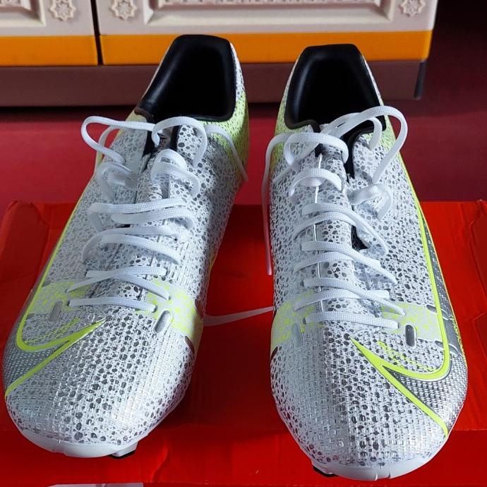 Sepatu Bola Nike Mercurial Vapor 14 Academy Fg/Mg Metallic Silver S7968