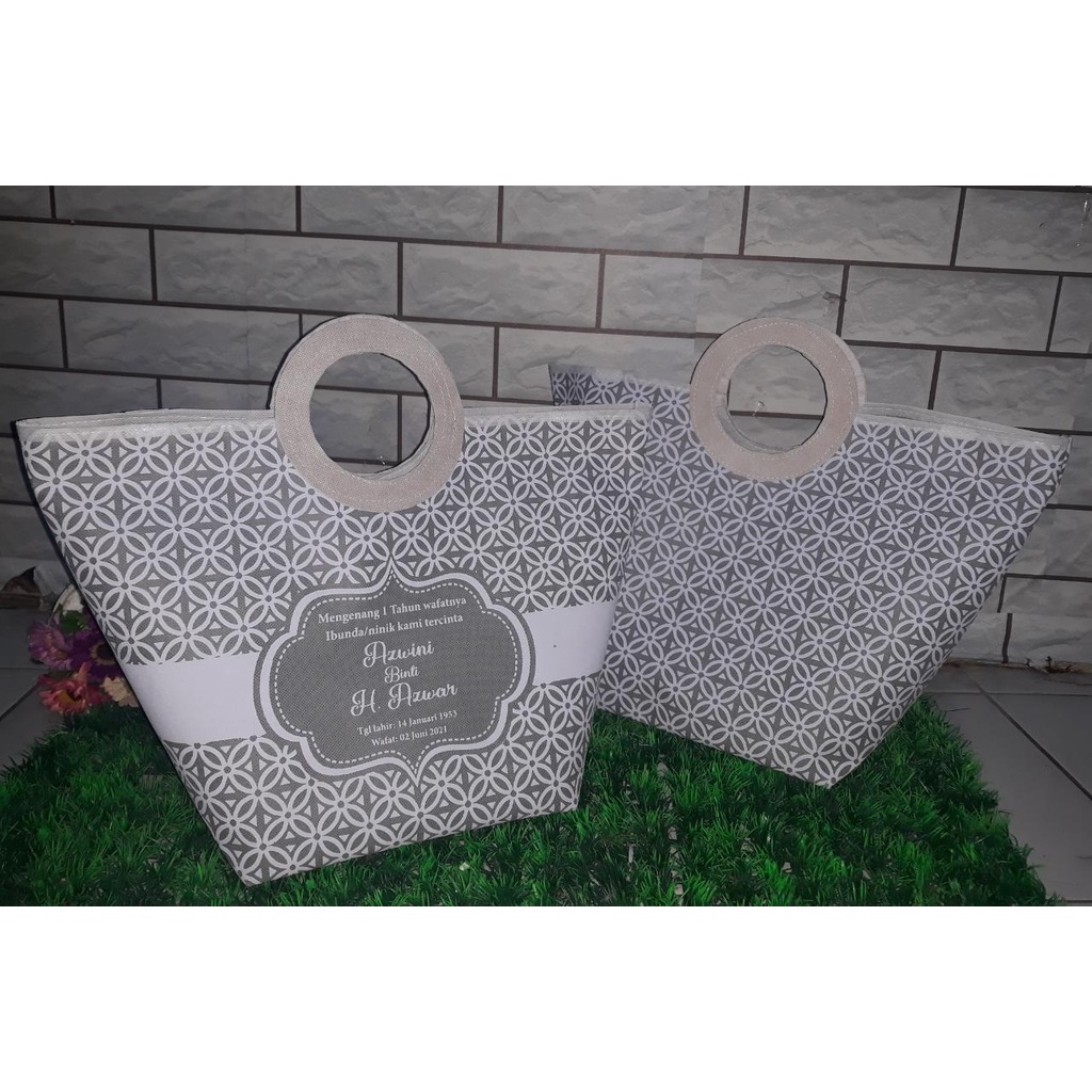 

TAS HAJATAN MURAH MODEL PEGANGAN BULAT SABLON MURAH / TAS NASI KOTAK 20X20 CUSTOM / TAS SOUVENIR CUSTOM