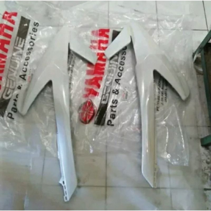 SAYAP TANGKI VIXION R KANAN KIRI ORIGINAL YAMAHA PUTIH