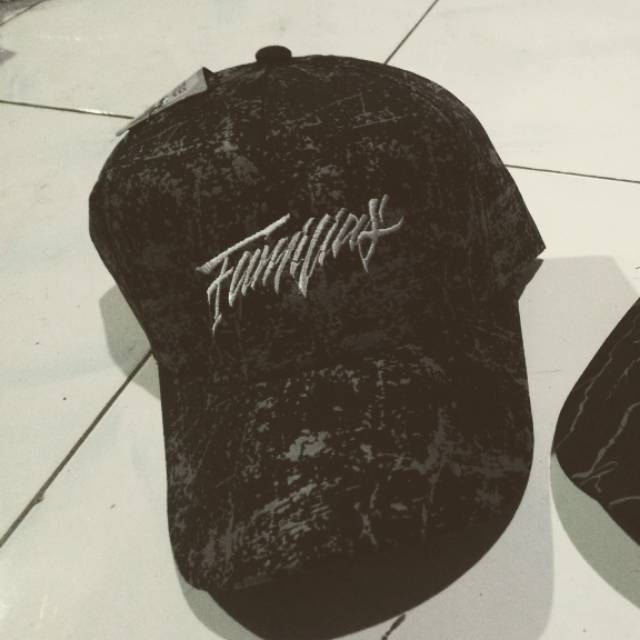 Topi familias hitam