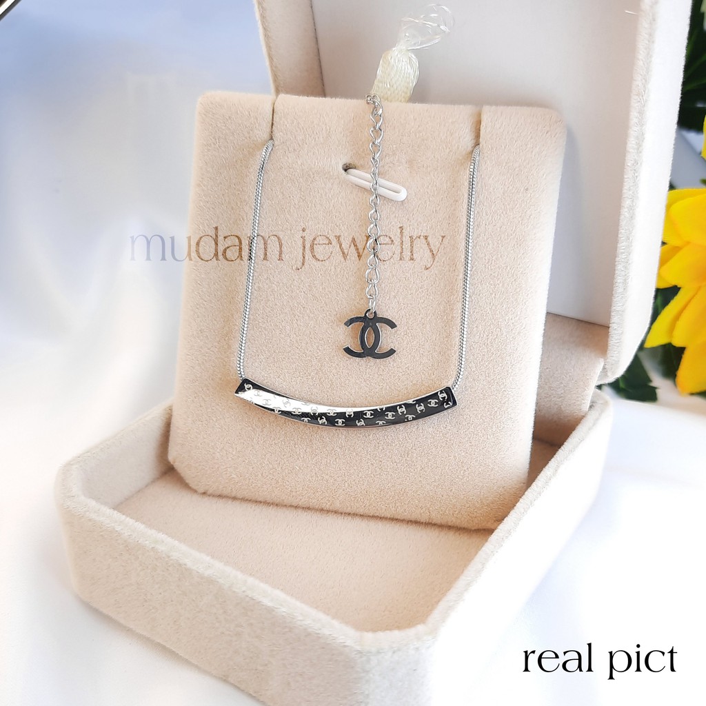 Kalung Titanium Smile L* dan Chnl Model Simple dan Elegan Tersedia Warna Rose Gold dan gold