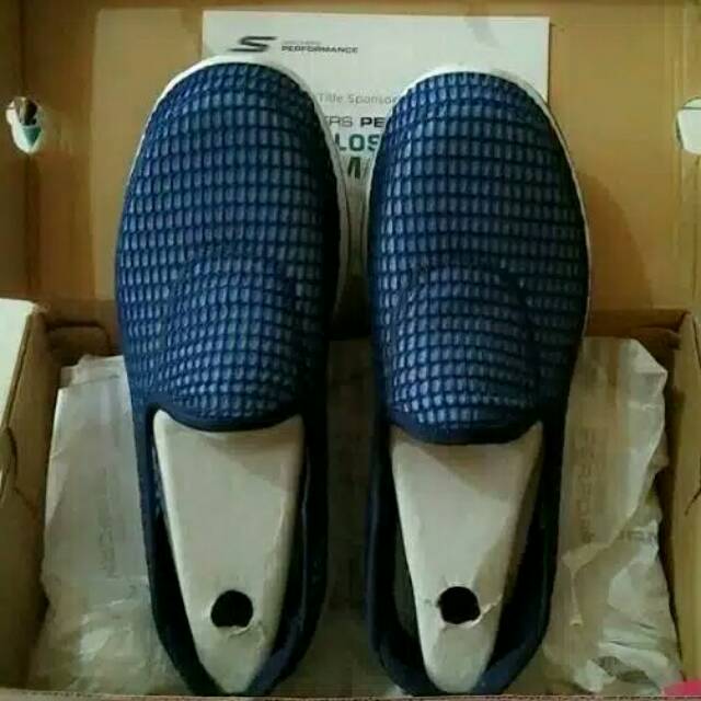 (SOLD) Skechers Go Walk 3