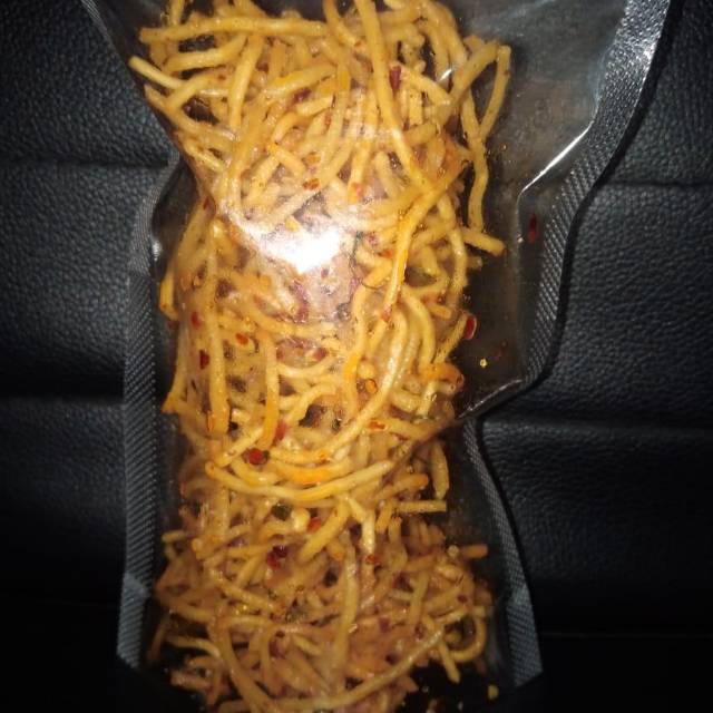 

Kripik mie kriuk pedas