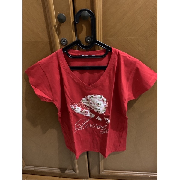 kaos merah wanita thailand