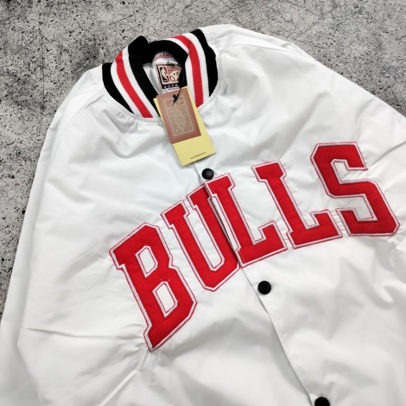 VARSITY BULLS MITCHELL&amp;NESS PUTIH AUTHENTIC FULLTAG &amp; LEBEL