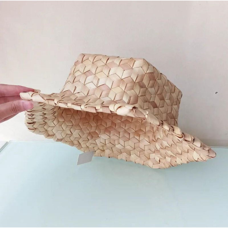 Topi wanita rotan