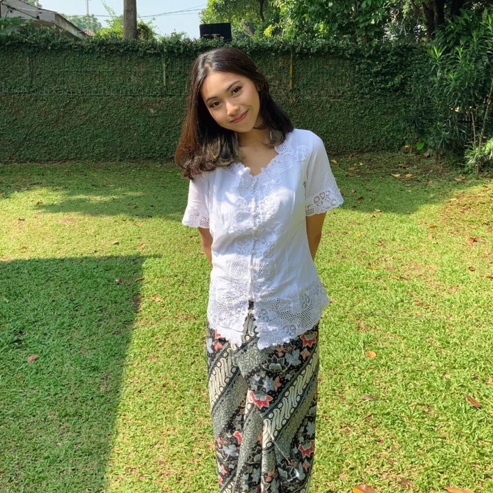 KEBAYA PUTIH MODERN LENGAN PENDEK (JANE)
