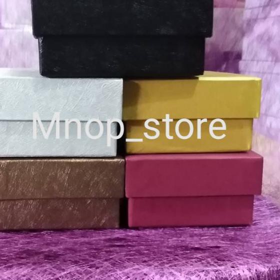 

Promo 3.3 Kotak kado 9 x 7.5 x 6 cm
