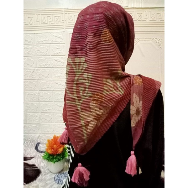 HIJAB/KERUDUNG SEGI EMPAT PLISKET MOTIF POM POM/JAMBUL/RANDOM-A6