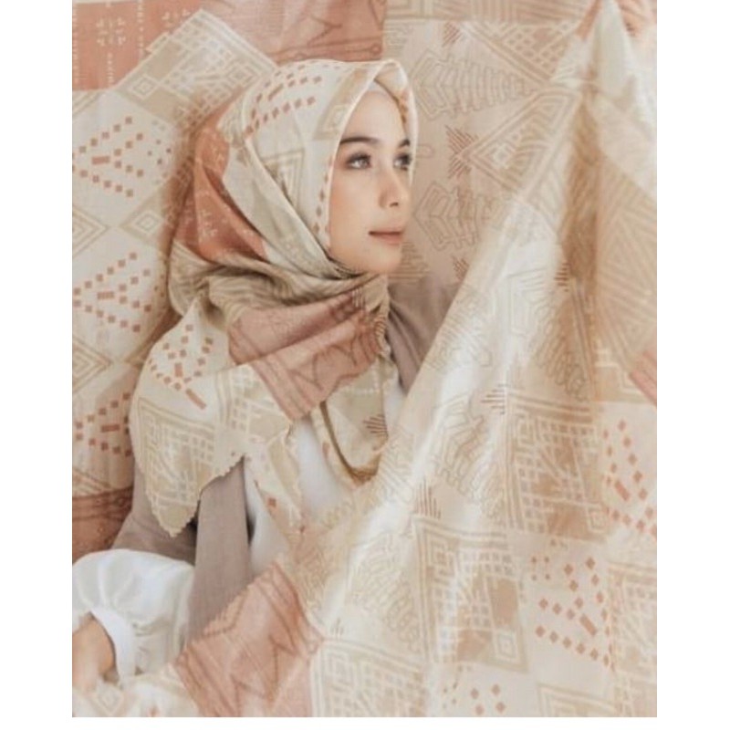 Bajo scarf wearing klamby (preloved)