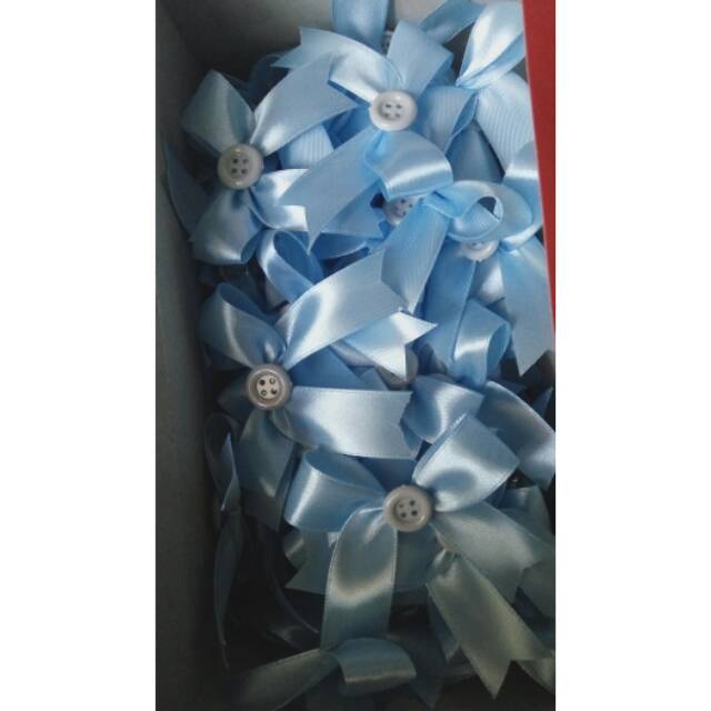 

Pita souvenir satin dengan kancing