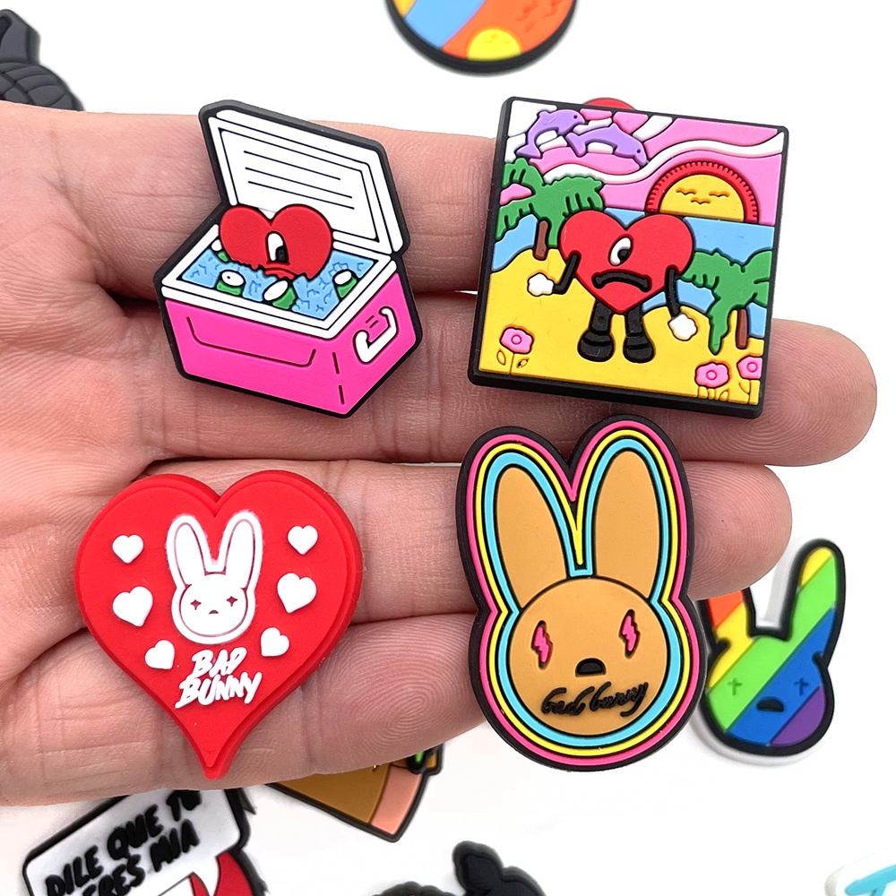 Rogue Rabbit shoe charms Bad bunny Crocs Pin 1pcs Jibbitz Kartun Hadiah aksesoris sepatu anak-anak yang lucu diy Dapat dilepas decorate sandal accessories