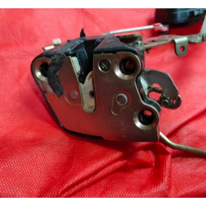 Door lock tengah  original Daihatsu taruna