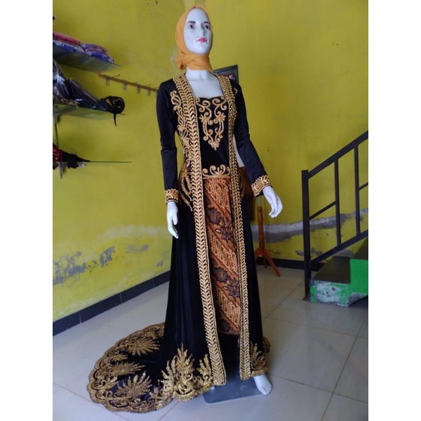 Kebaya Bludru ekor
