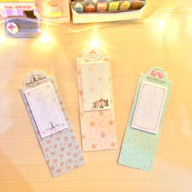 

Flowery Stand Sticky Notes