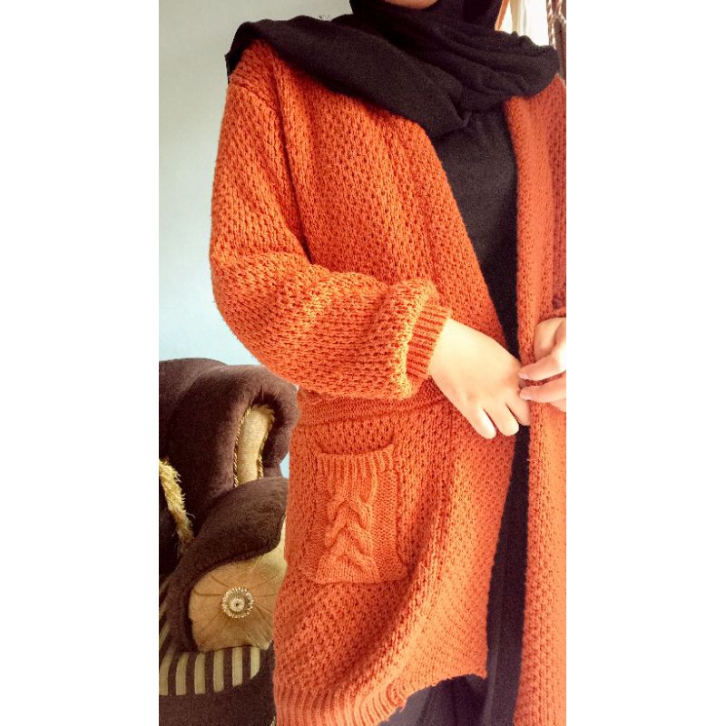 (PRELOVED) Moira Outer by Odora Knitwear rajut oversize warna Caramel