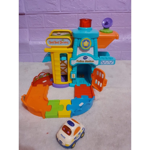 Vtech Go Go wheel Police Station playset