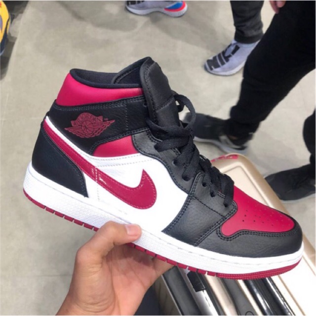 Nike Air Jordan 1 Mid Bred Toe