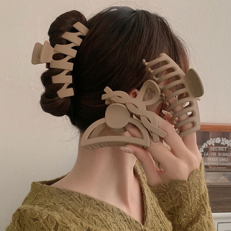 JEPIT JEPITAN BADAI JEDAI WARNA MONOKROM EARTH TONE MODEL BUNGA TULANG KOTAK PERSEGI BESAR KLIP RAMBUT TEBAL KOREA WANITA KOREAN WOMEN SQUARE LONG BONE FLOWER JAW HAIRCLIP ACCESSORIES CLUTCHER CLAW CLIP CLIPS MONOCHROM COLOR BIG MEDIUM SIZE