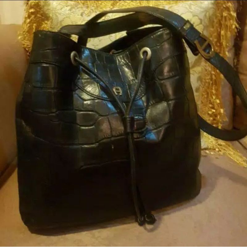 Tas AIGNER PRELOVED ori. tinggi : 26cmpanjang : 27.5cm
Lebar 12.5cm