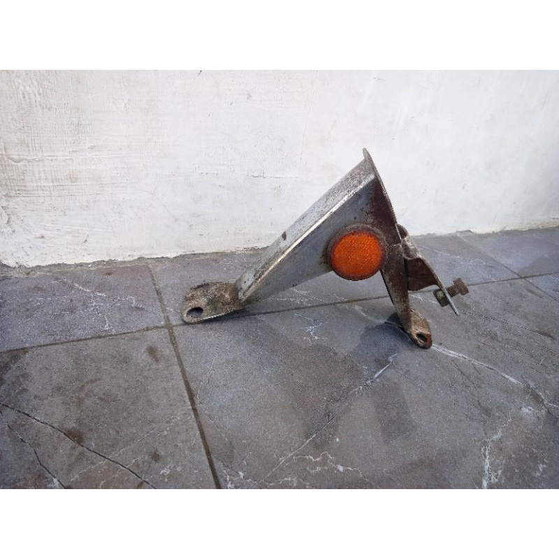 dudukan lampu belakang suzuki A100