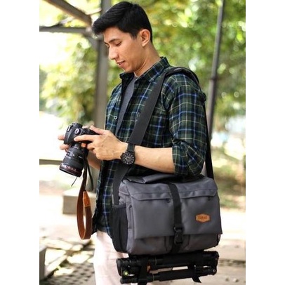 TAS KAMERA SELEMPANG KAPASITAS BESAR EIBAG "BOUNCE" ABU (TAS KAMERA ADS455ES
