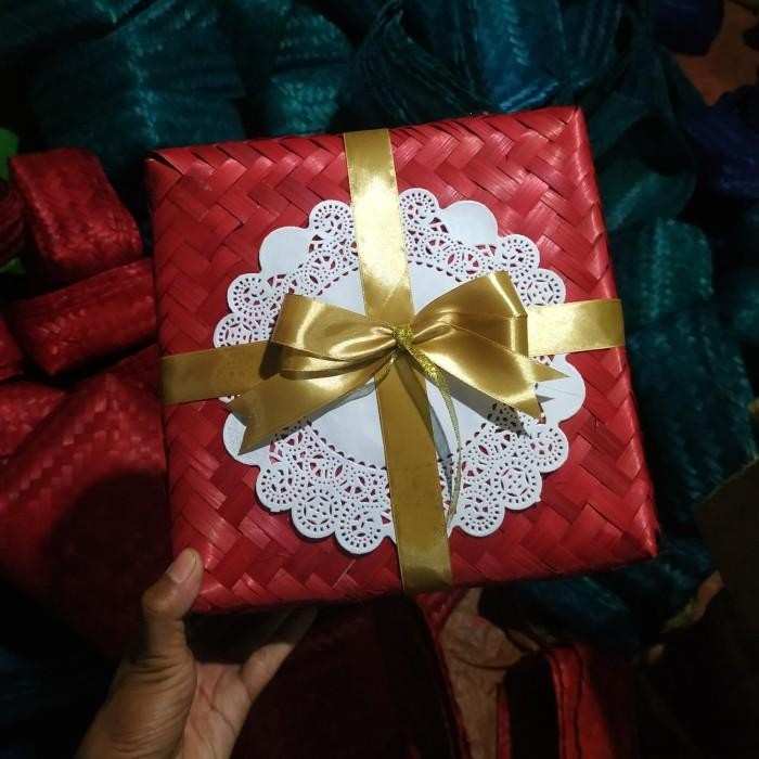 

[ Halodul ] sepasang besek bambu warna rendra + pita ukuran 25x25 (wadah & tutup) - Merah