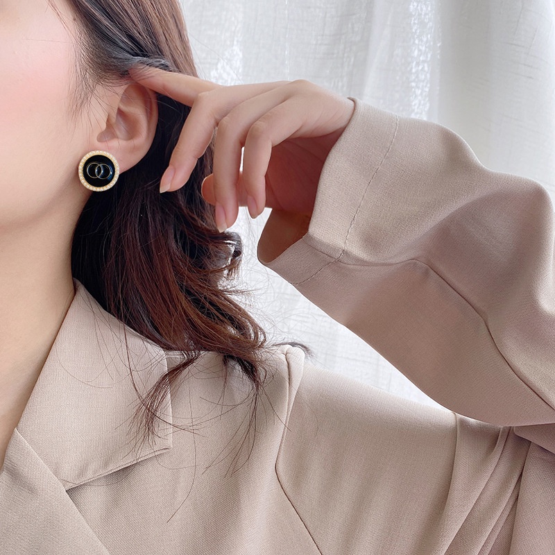 Anting Bentuk Bulat Motif houndstooth Warna Hitam Gaya Korea Untuk Aksesoris