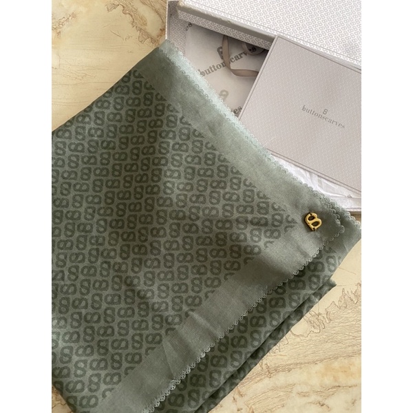 buttonscarves tapis asparagus likenew