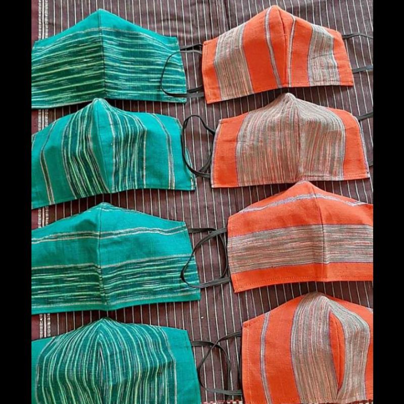 Masker dari kain ulos batak