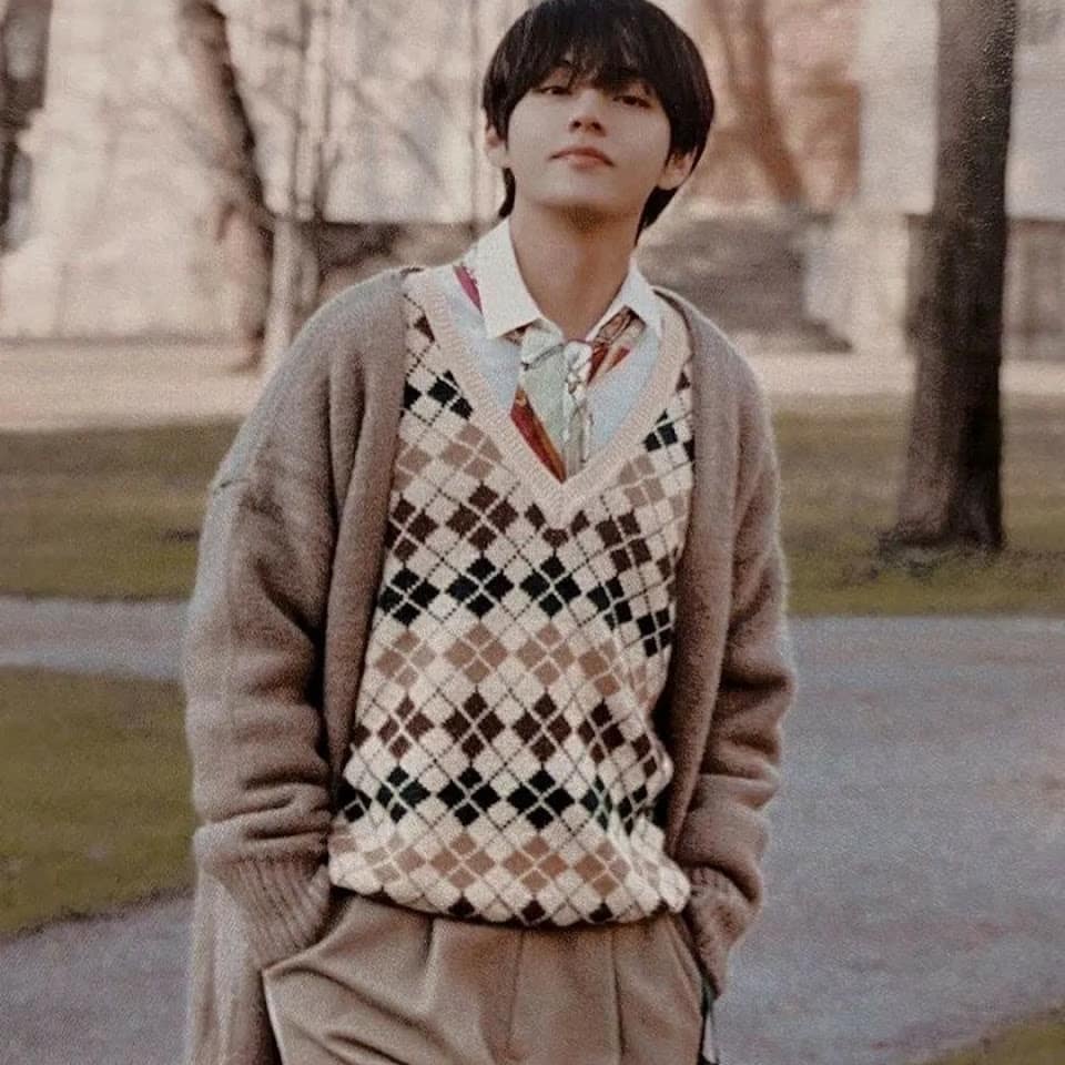 Hyunjin sweater korean idol outfit