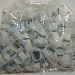 Klem kabel nomor 22 isi 200 paku BETON / klem pipa 1/2inch. Bahan ORI