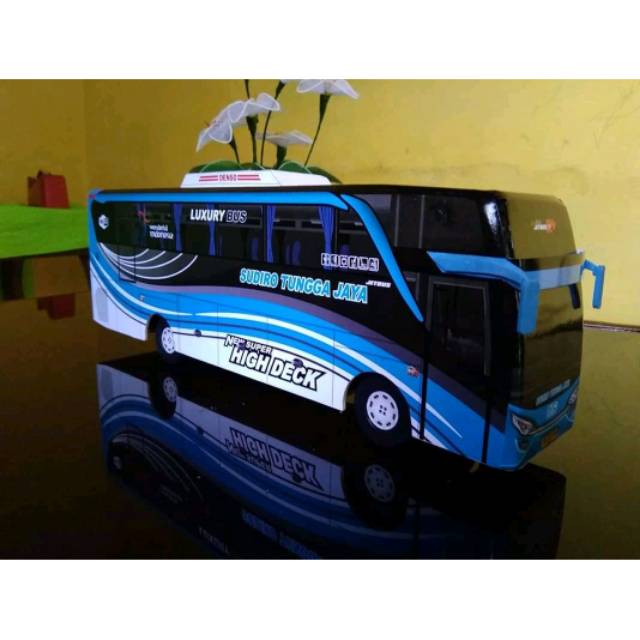 Miniatur bus besar sudiro tungga jaya