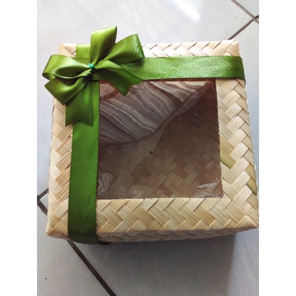 

Besek mika free pita hijau free paking kardus dan bable warp | Wadah nasi | Box makanan | Hantaran | seserahan | jajanan pasar | Pita | anyaman bambu super quality