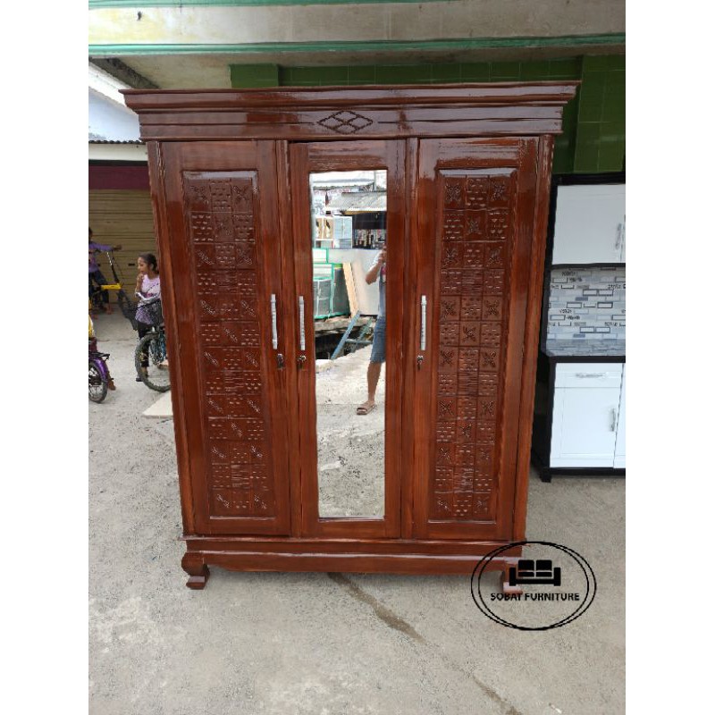 Lemari Pakaian 3 Pintu Jati 2 Rak Jumbo