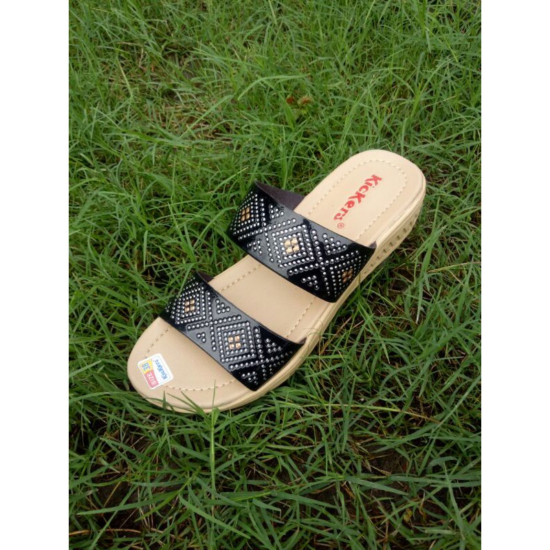 Sandal santai wanita kickers hitam sl