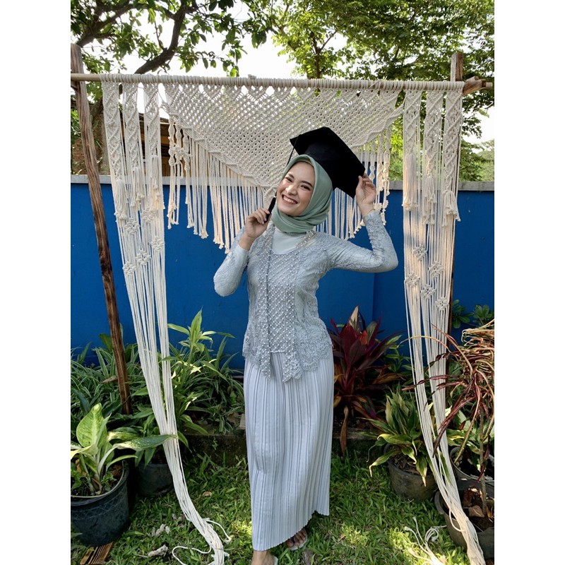 Kebaya payet wisuda lamaran