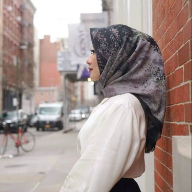 Buttonscarves New York Black