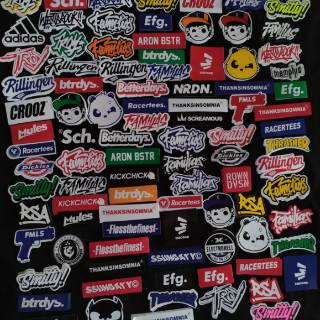  Stiker  brand distro  isi 17pcs bahan  graftac anti air 