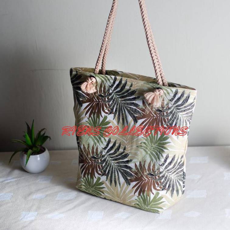 RIENS COLLECTIONS. TOTEBAG TALI SUMBU / KEPANG KANVAS MOTIF FLORAL PALM COKLAT. TAS KANVAS. TAS JOGJA. SOUVENIR JOGJA