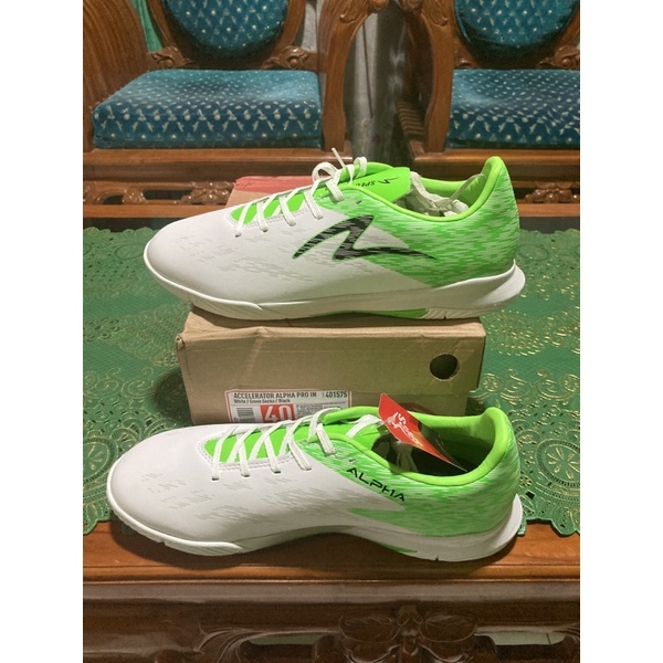 Sepatu Futsal Specs Accelerator Alpha Pro In white green gecko black