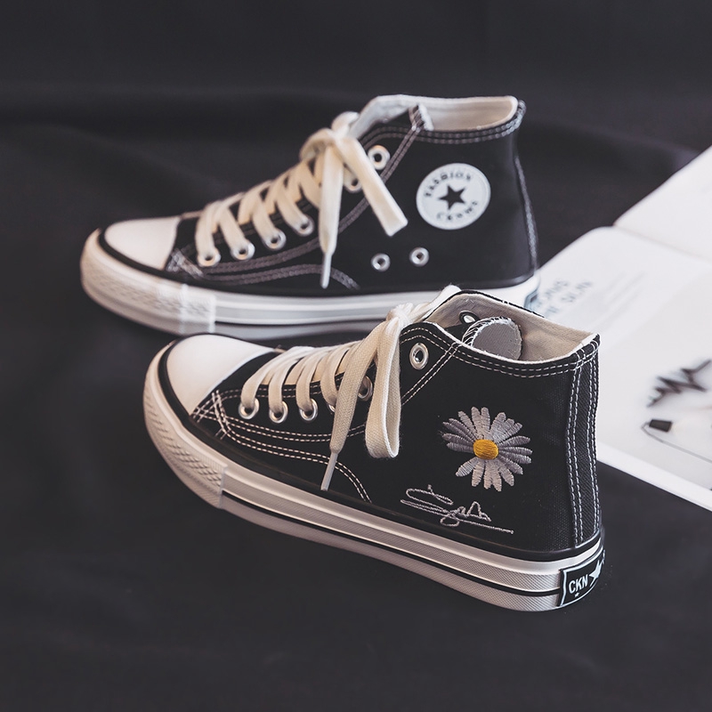 Sepatu Sneakers Wanita Bahan Kanvas Motif Bunga Daisy Warna Hitam