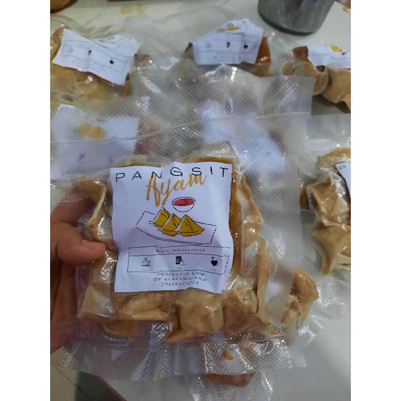 

pangsit ayam frozen