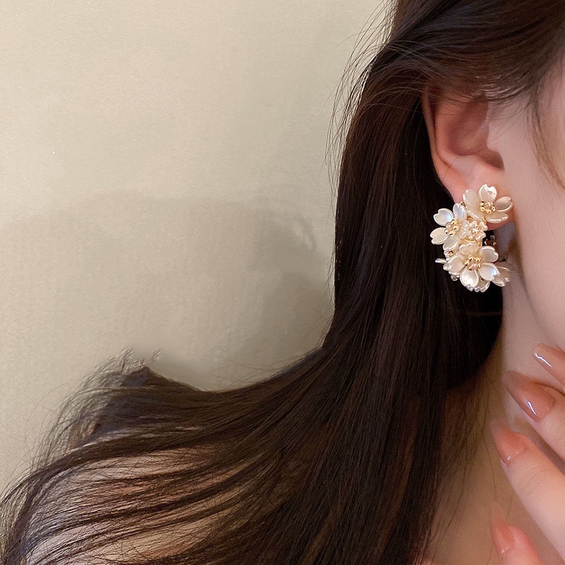 Anting Tusuk Desain Bunga Putih Hias Berlian Imitasi Untuk Wanita