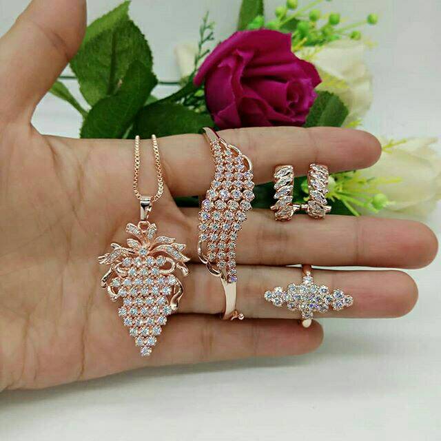 Set perhiasan berlian anggur