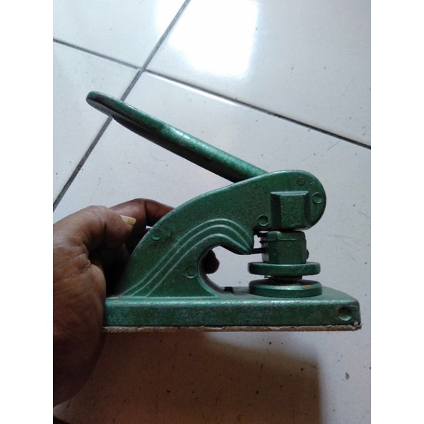

Alat embos kertas