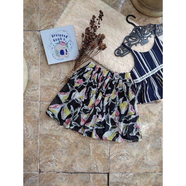 preloved rok pendek flowery mini skirt plisket wanita