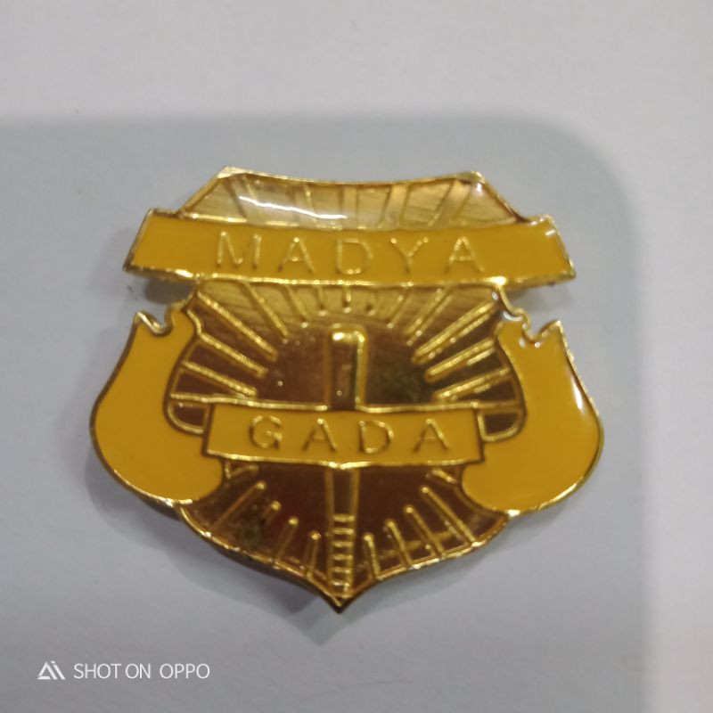 pin gada madya magnit tebal