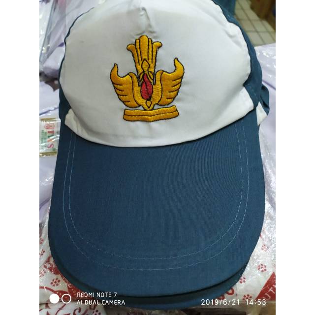 Topi sekolah anak SMA dan SMP