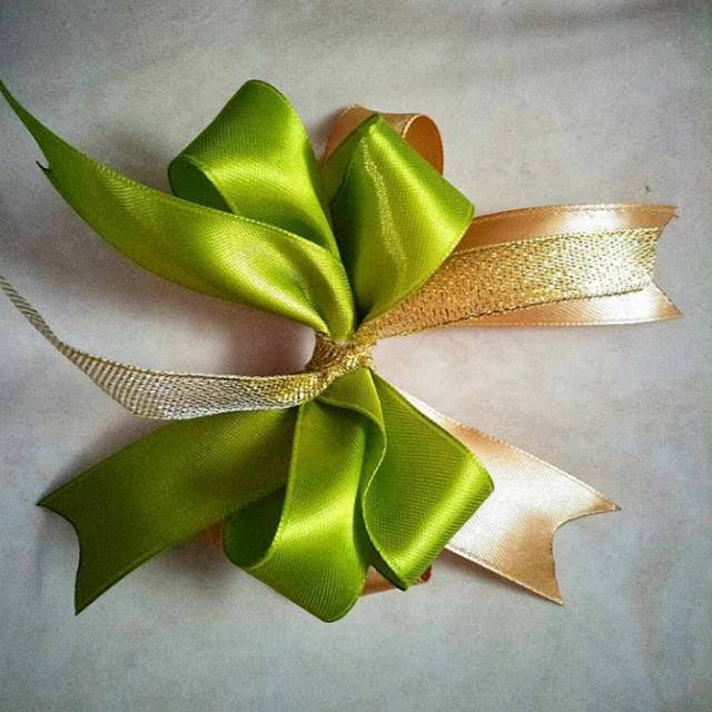 

Pita satin polos ukuran +/- 10x10cm
